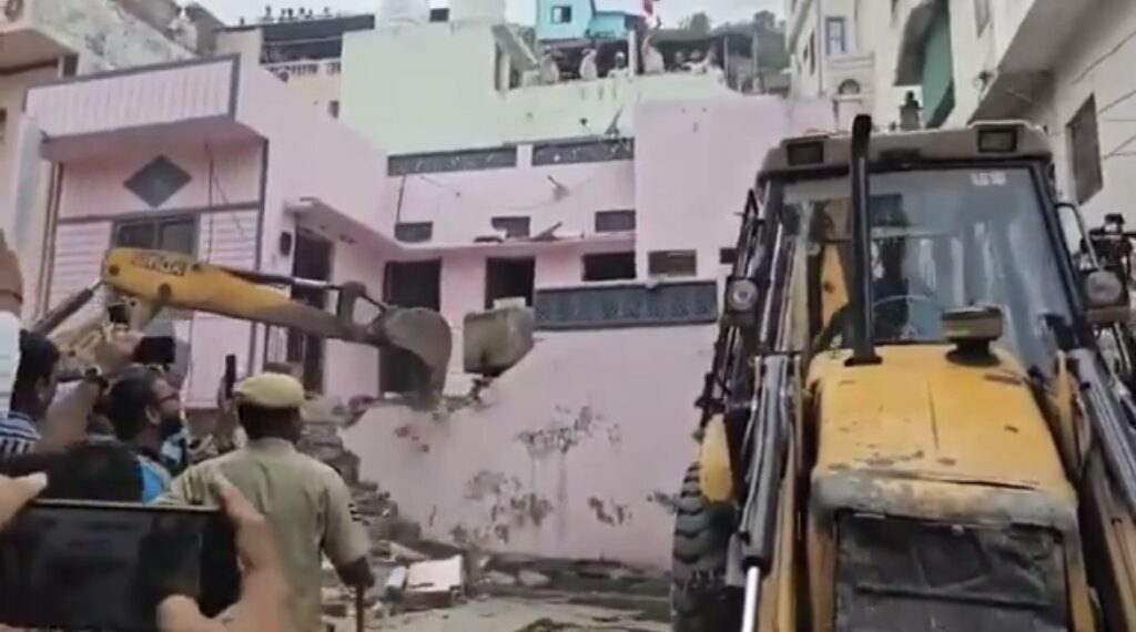 अपराधियों के घर बुलडोजर चलाकर गिरा देना कोई बहुत संतोषजनक स्थिति नहीं है।