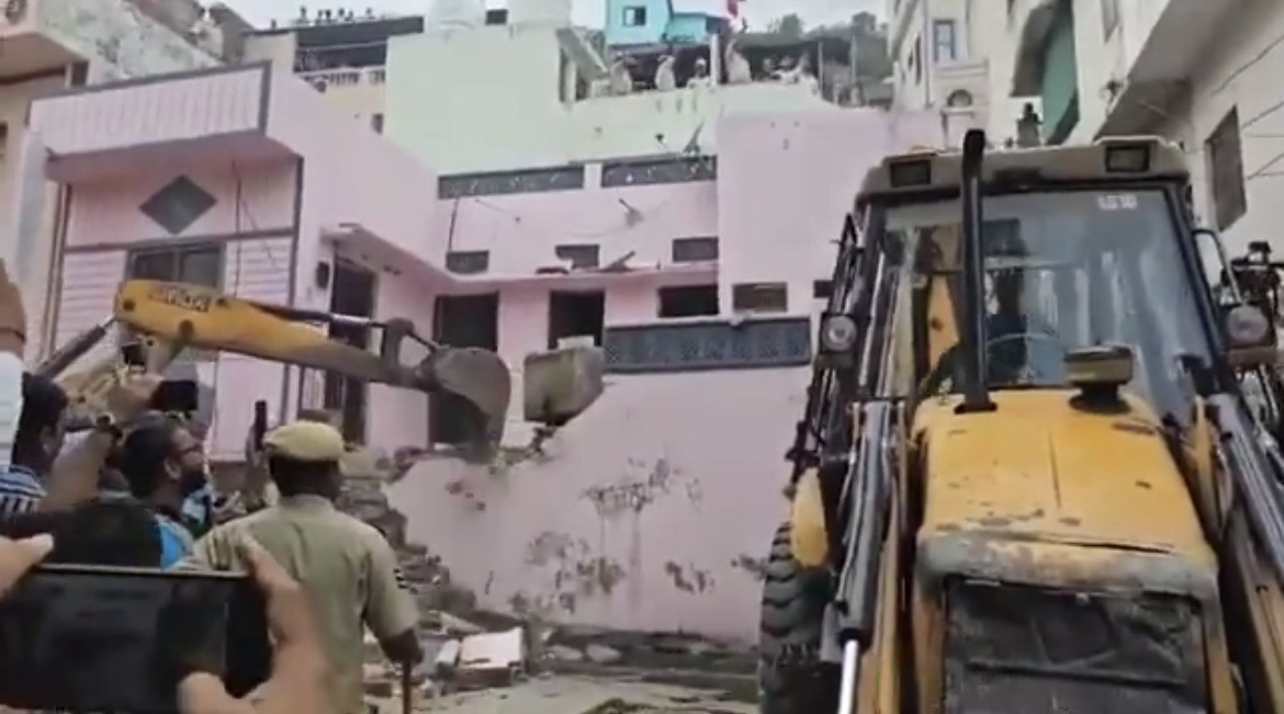 अपराधियों के घर बुलडोजर चलाकर गिरा देना कोई बहुत संतोषजनक स्थिति नहीं है।
